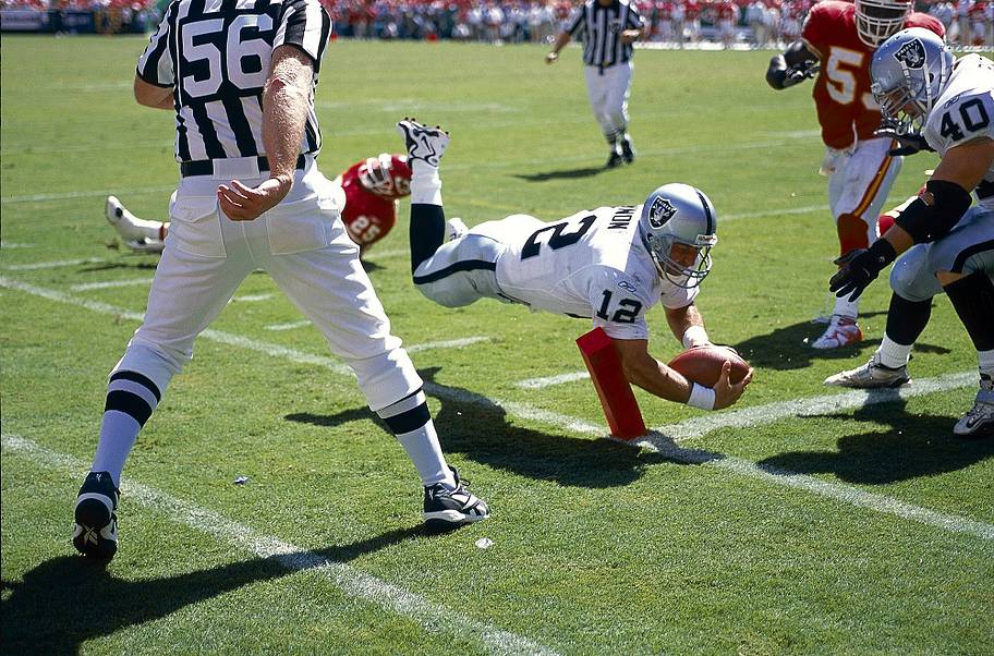 Rich Gannon dives for the end zone pylon.