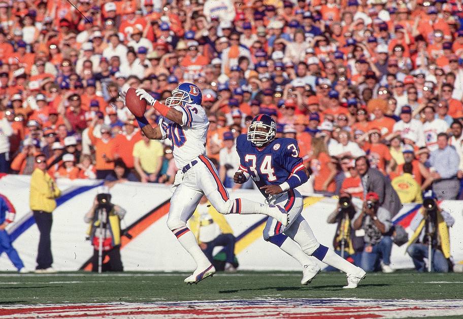 Mark Jackson reached for a pass against the Giants