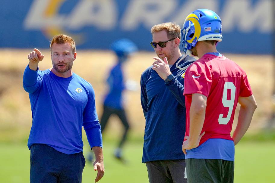 Sean McVay, Liam Coen and Matthew Stafford standing at practice in 2022.