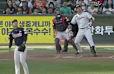 INCREÍBLE: En Corea se dio uno de los bat flip más extravagantes que se recuerden