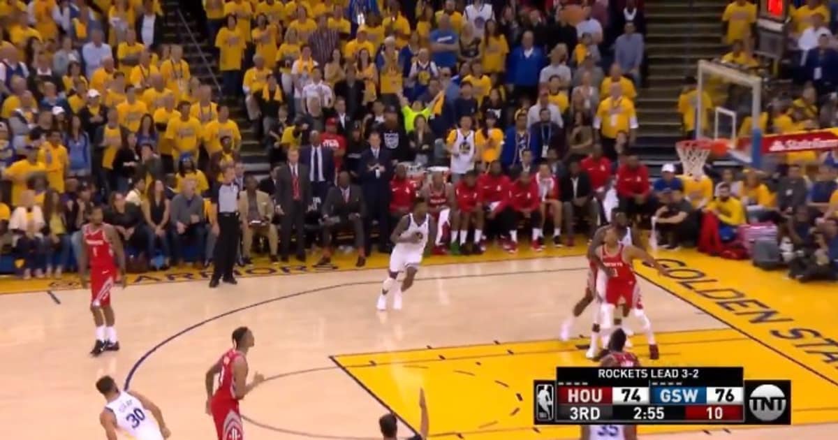 CONFIADO: Steph Curry comenzó a celebrar un triple... ¡antes de que entrara a la canasta!