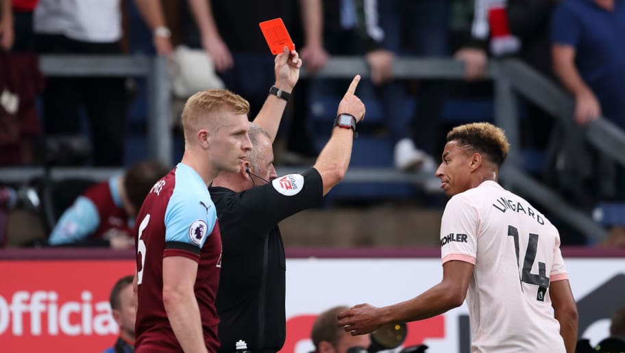 福德仅仅出场10分钟不到就因为报复性的顶人被主裁直接出示红牌罚下