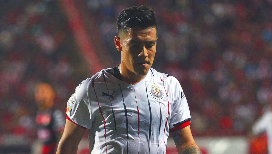 Dos jugadores de Chivas cerca de golpear a Michael Pérez por hacerse expulsar