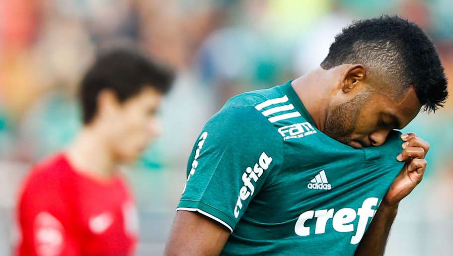 Rendimento do camisa 9 alviverde volta a ser contestado 