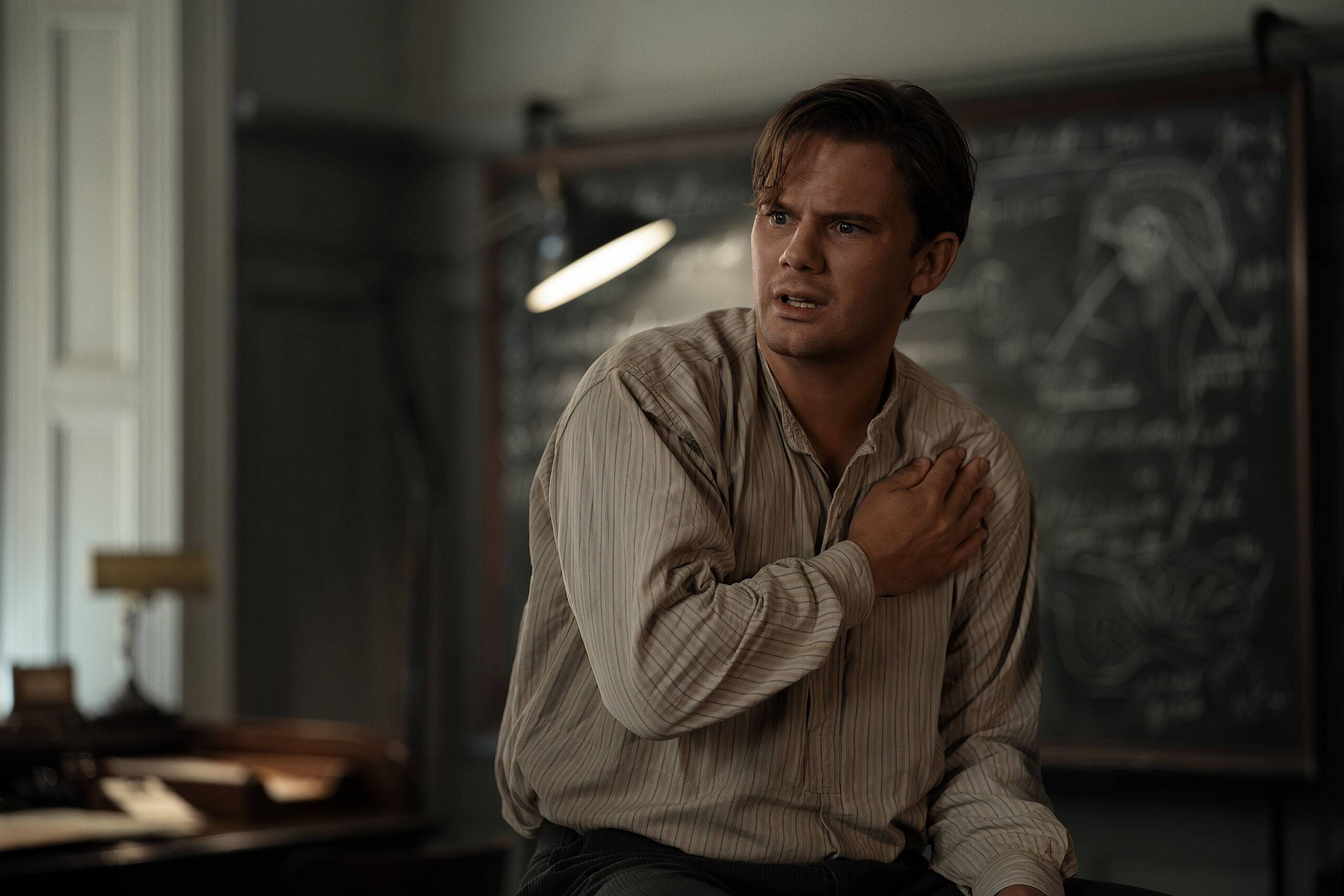 Jeremy Irvine (“Henry Beauchamp”) in Outlander: Blood of My Blood season 2.