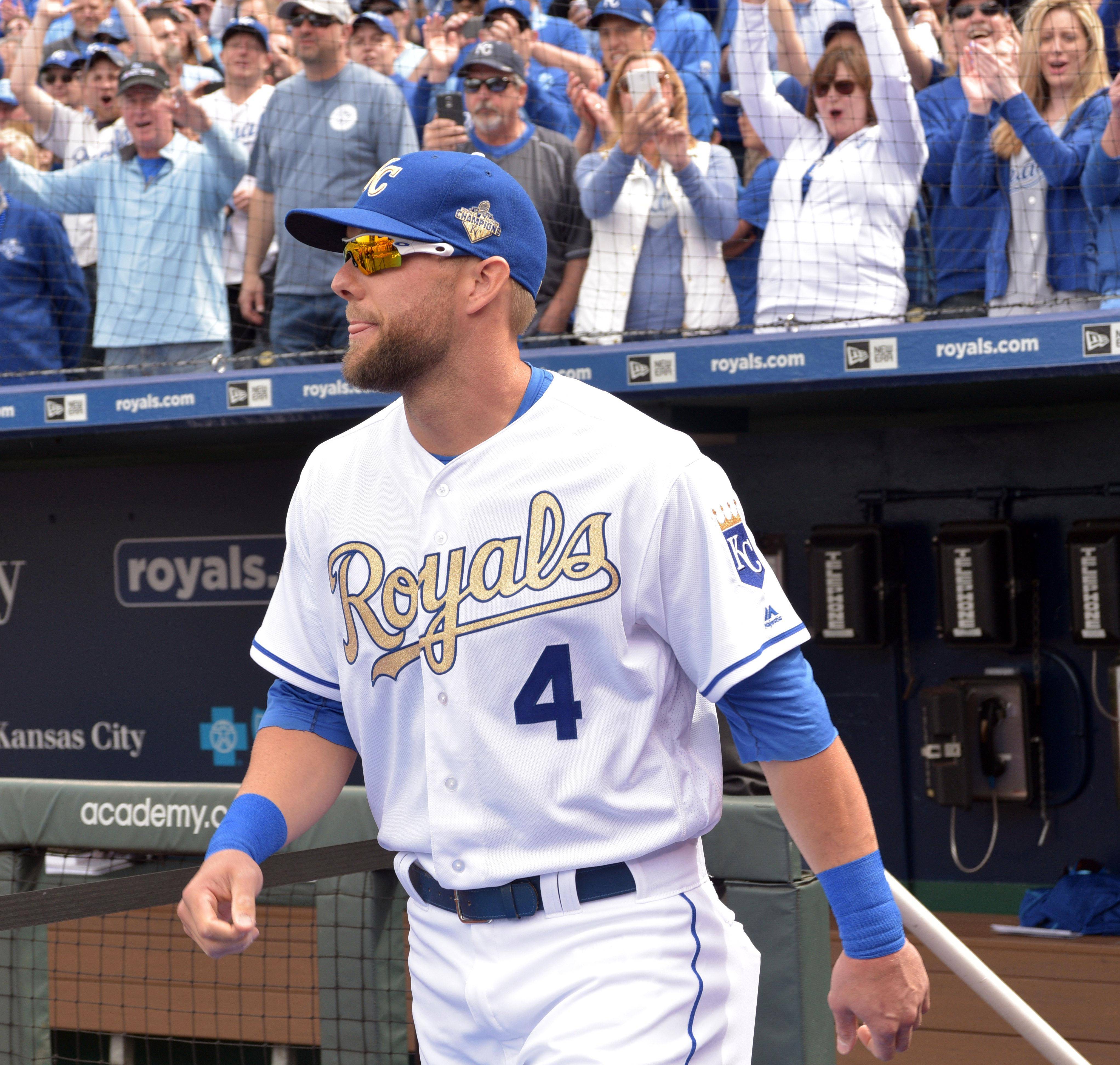 Kansas City Royals deixou o defensor Alex Gordon (4) sai do abrigo para receber seu ringue da World Series.