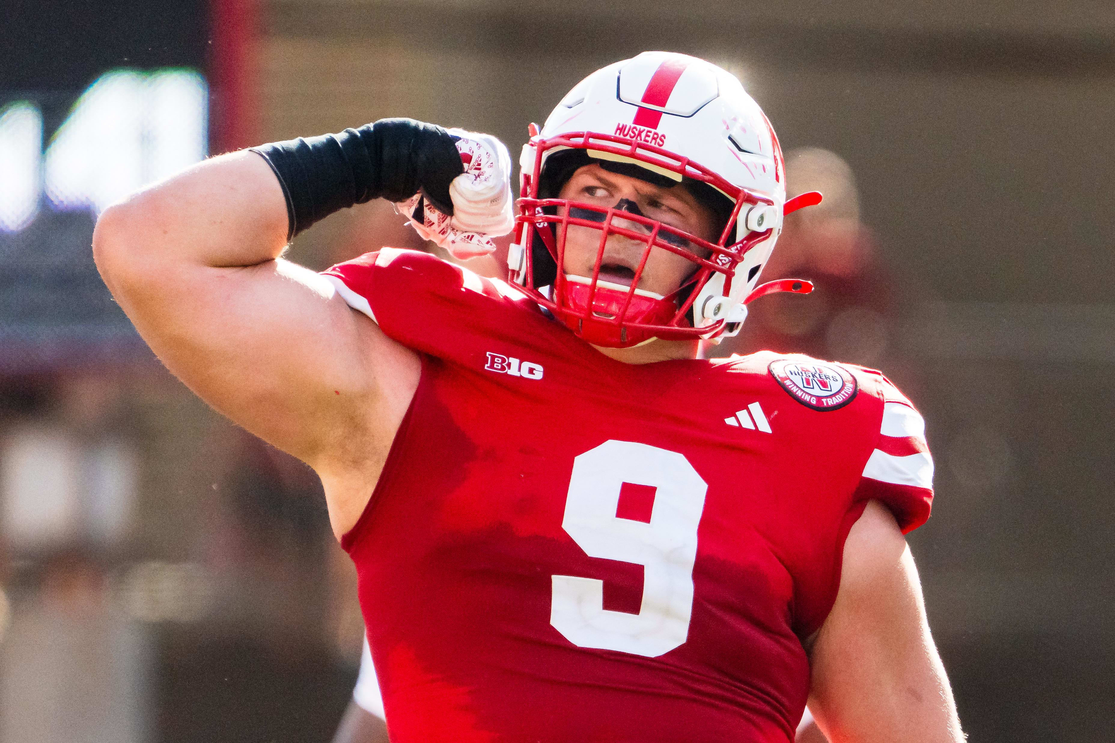 El liniero defensivo de Nebraska Cornhuskers, Ty Robinson (9), celebra después de un saco contra los Rutgers Scarlet Knights 