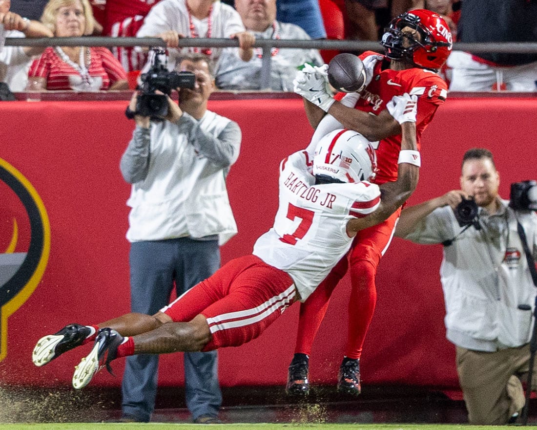 Malcolm Hartzog breaks up a fourth-quarter Cincinnati pass on Aug. 28, 2025.