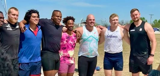 Mykolas Alekna, segundo de la derecha, posa con sus rivales