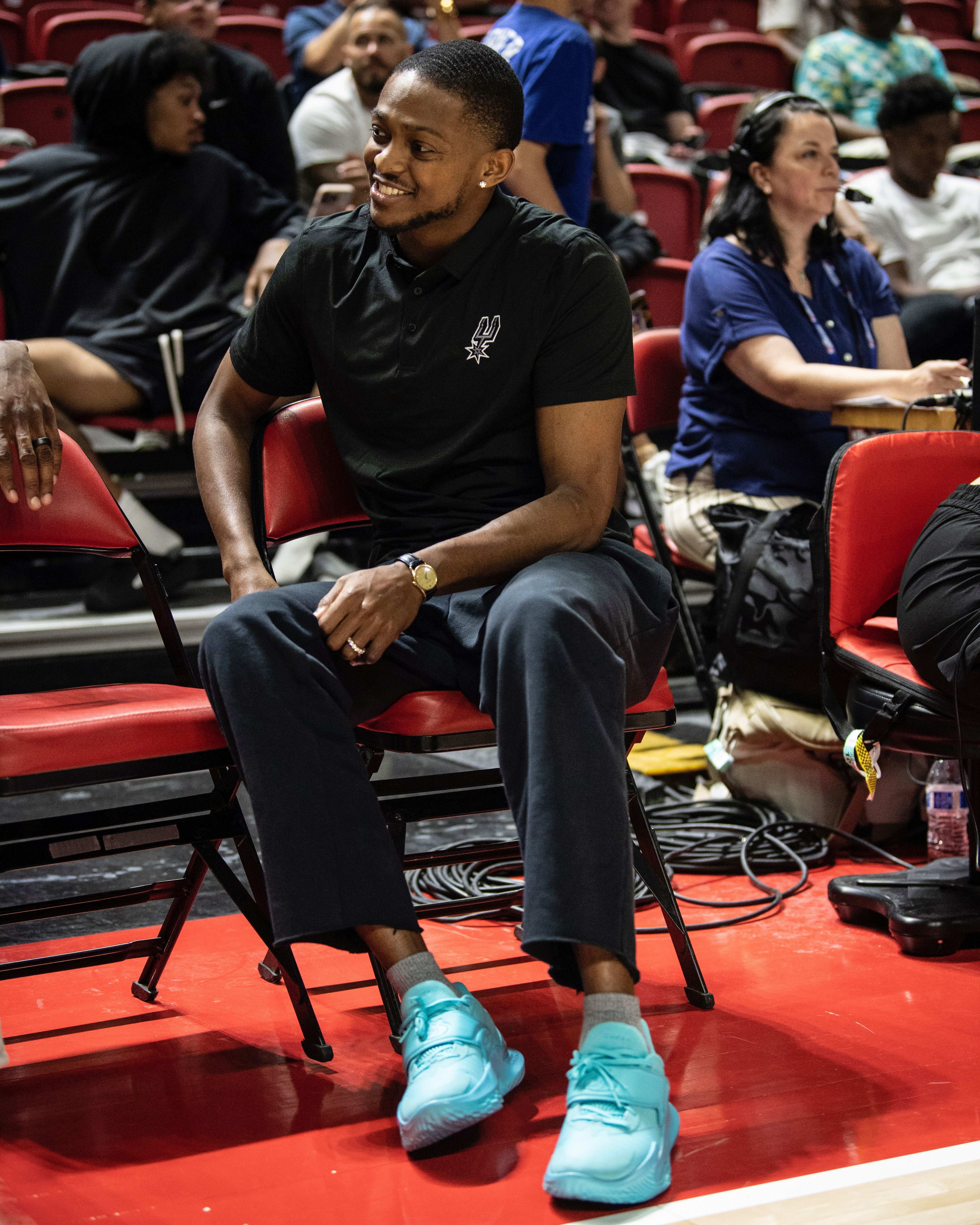 De'Aaron Fox wears teal basketball shoes.