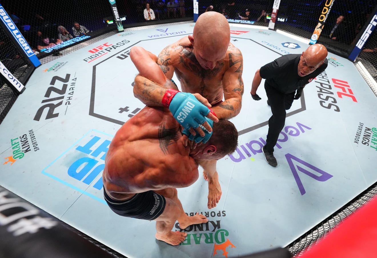 Andreas Gustafsson knees Pat Pytlik during Dana White's Contender Series.