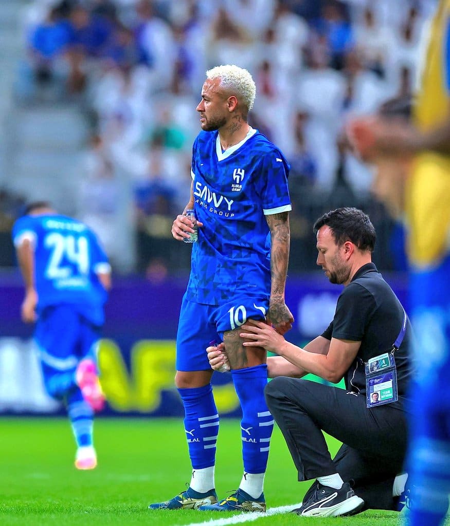 Neymar se volvió a lesionar y estará fuera al menos un mes