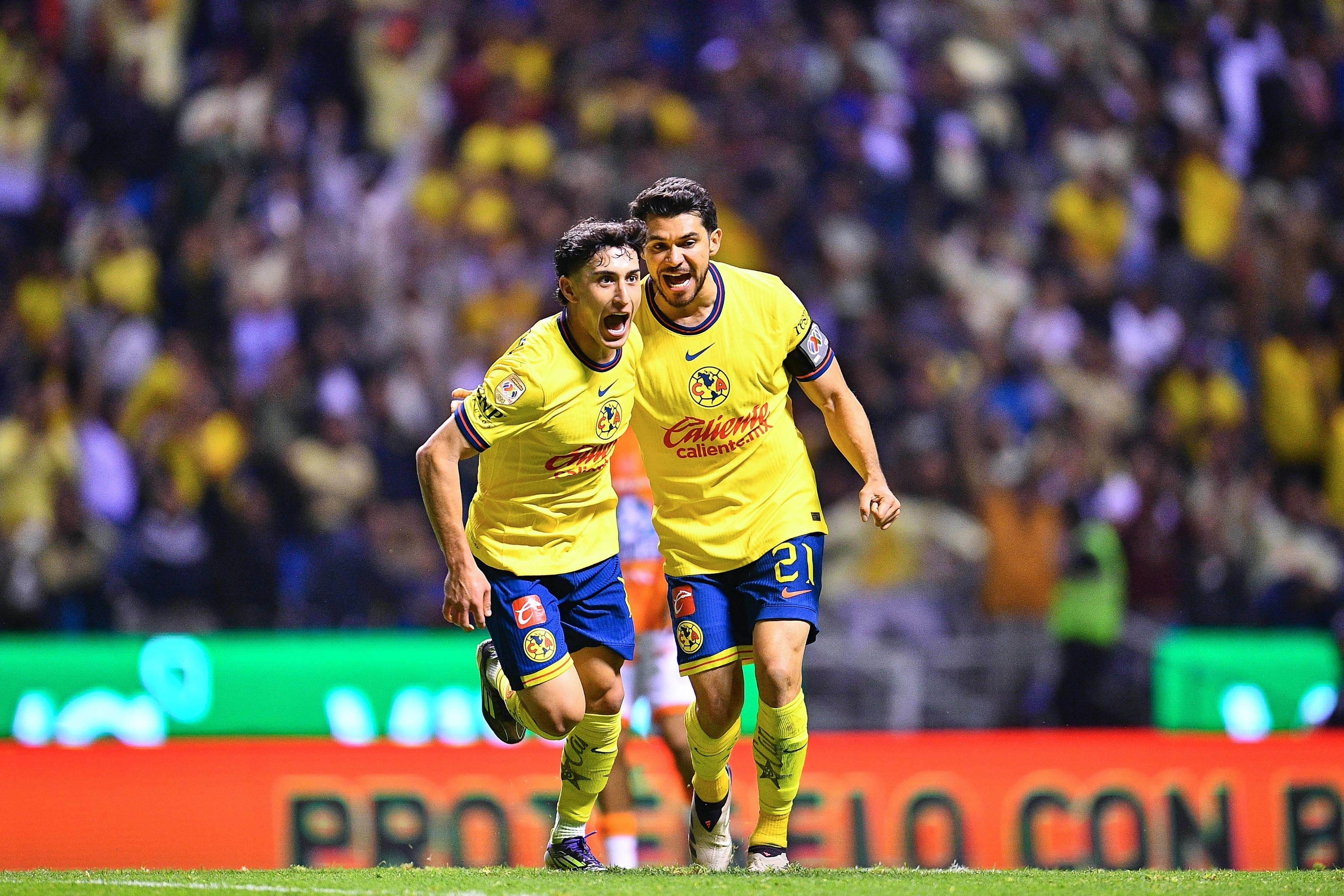 Alejandro Zendejas celebra junto a Henry Martin su gol en la victoria de América 2-1 a Pachuca en la jornada 16 de la Liga MX