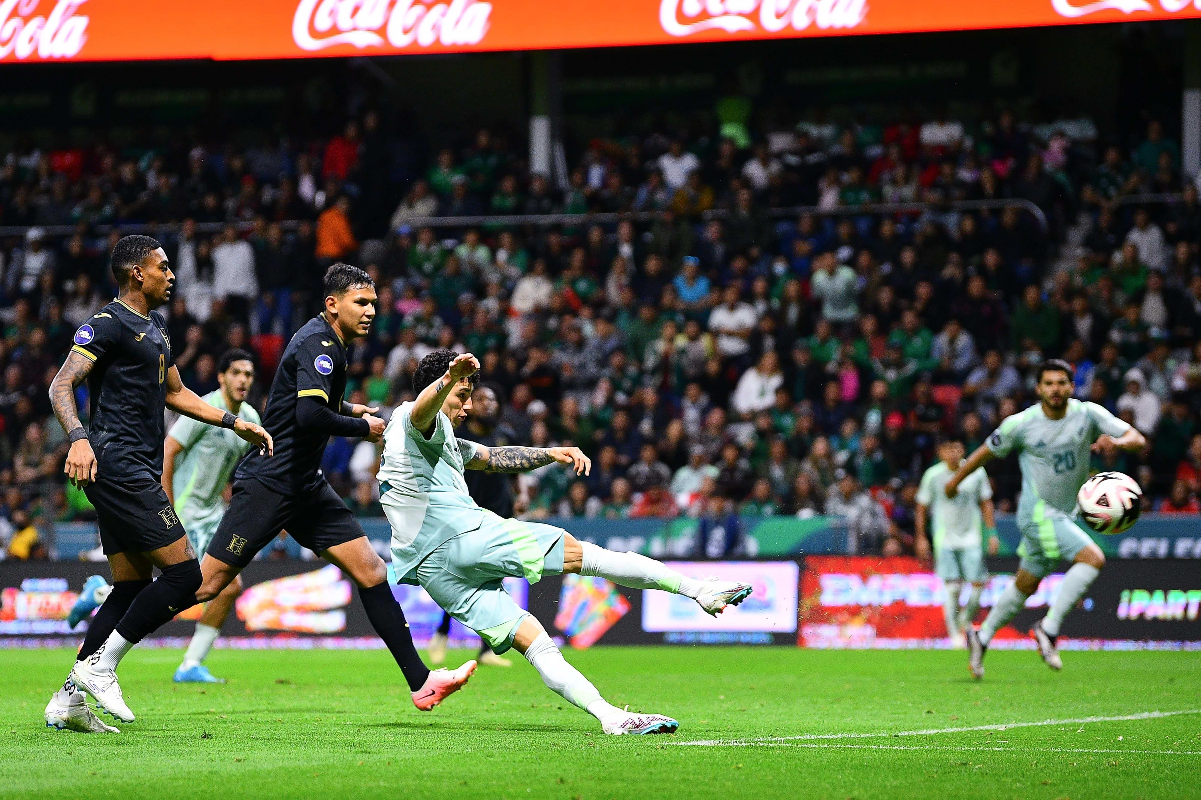 Jorge Sánchez anotó el tercer gol de México ante Honduras en una gran definición