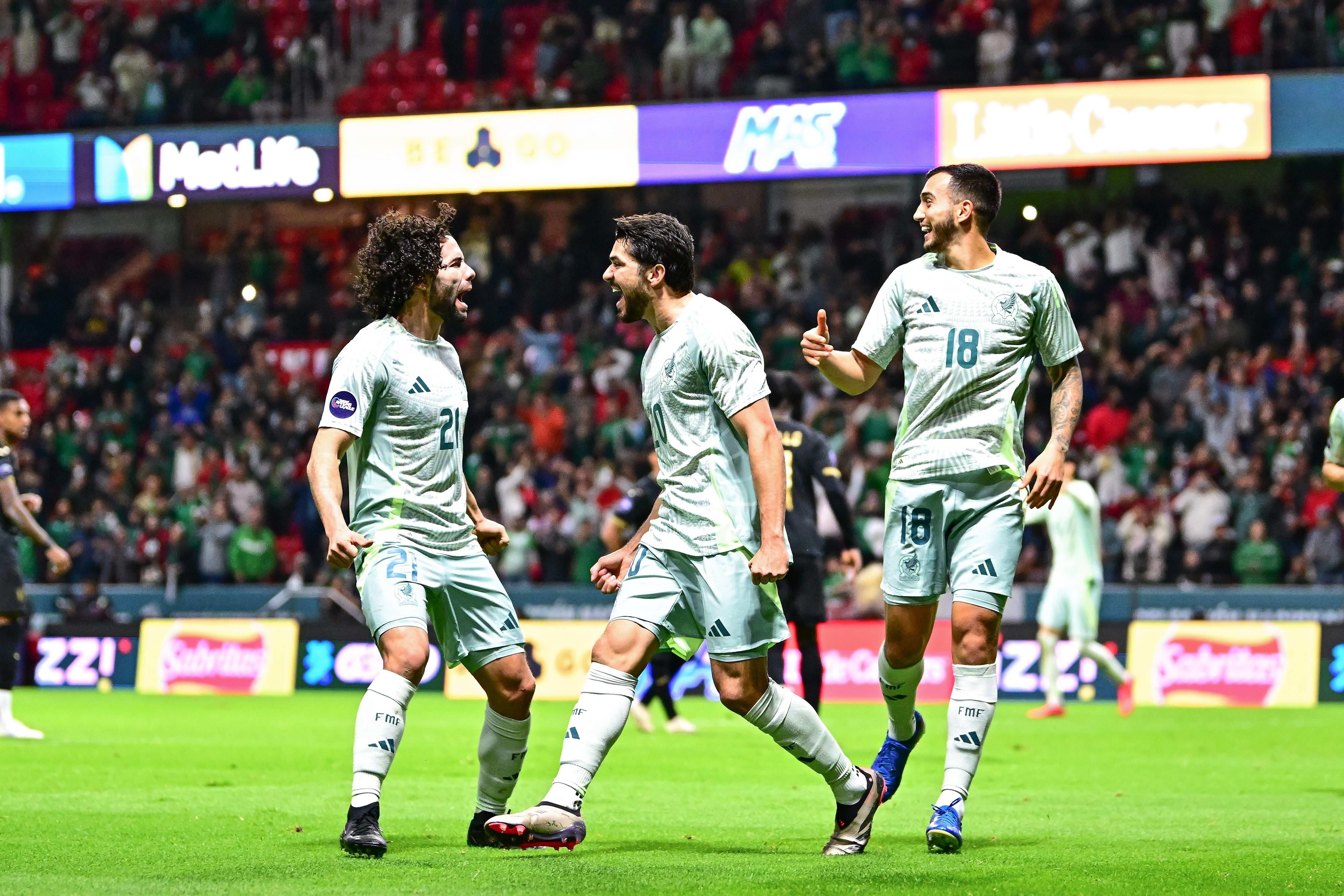 Henry Martin festeja el cuarto gol de México ante Honduras en una definición por la vía del penal