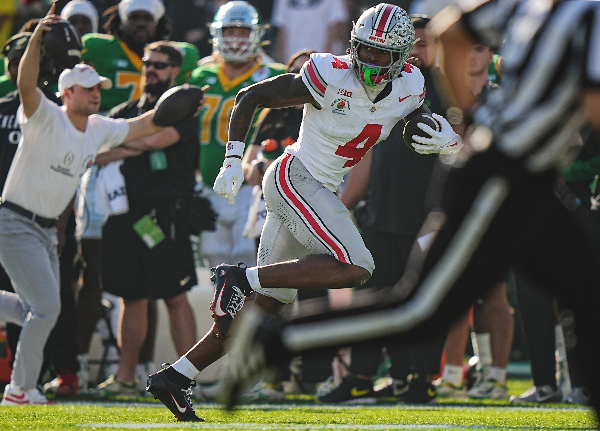 Ohio State wide receiver Jeremiah Smith runs with the football against Oregon at the Rose Bowl.