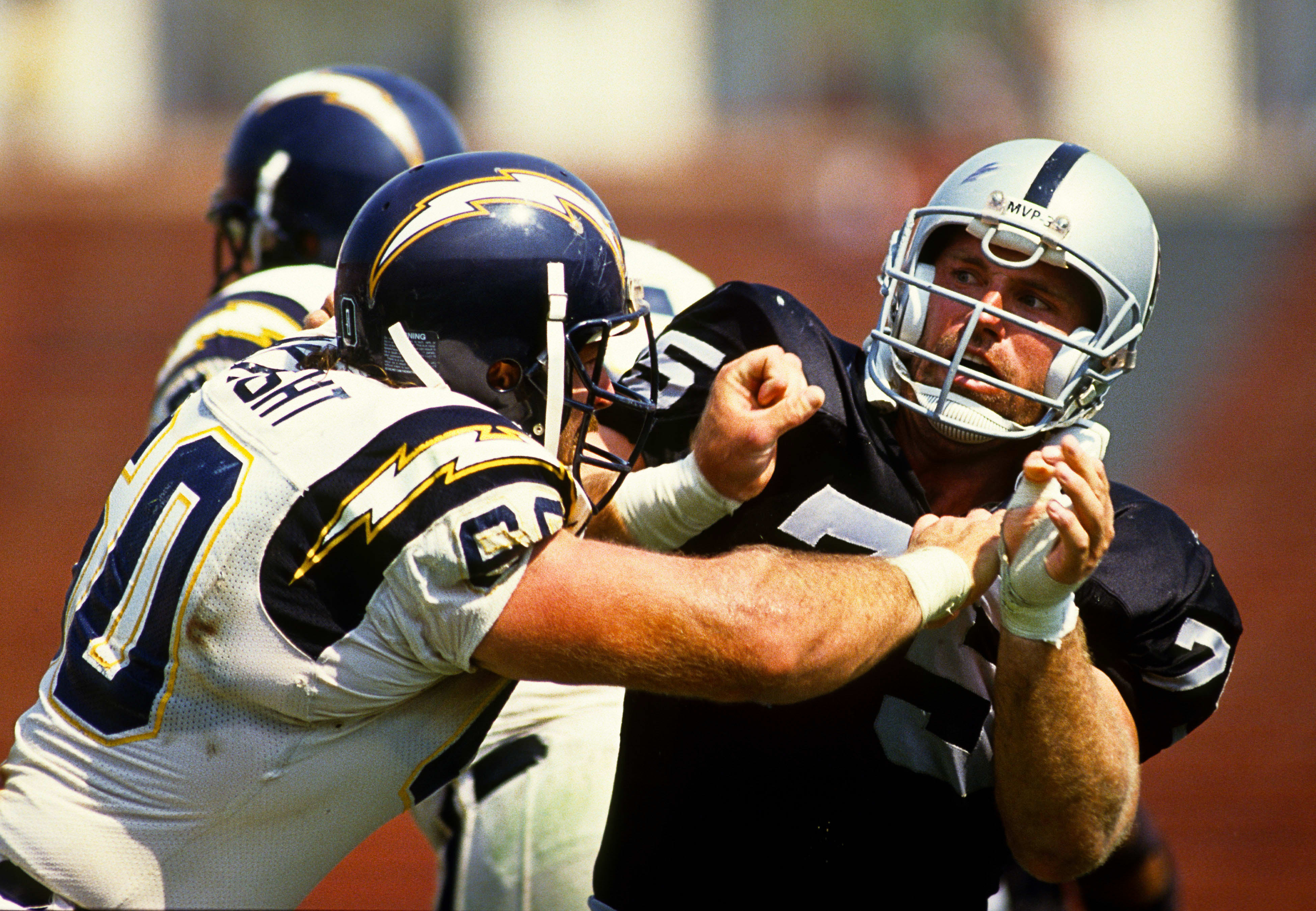 howie-long-raiders-playing