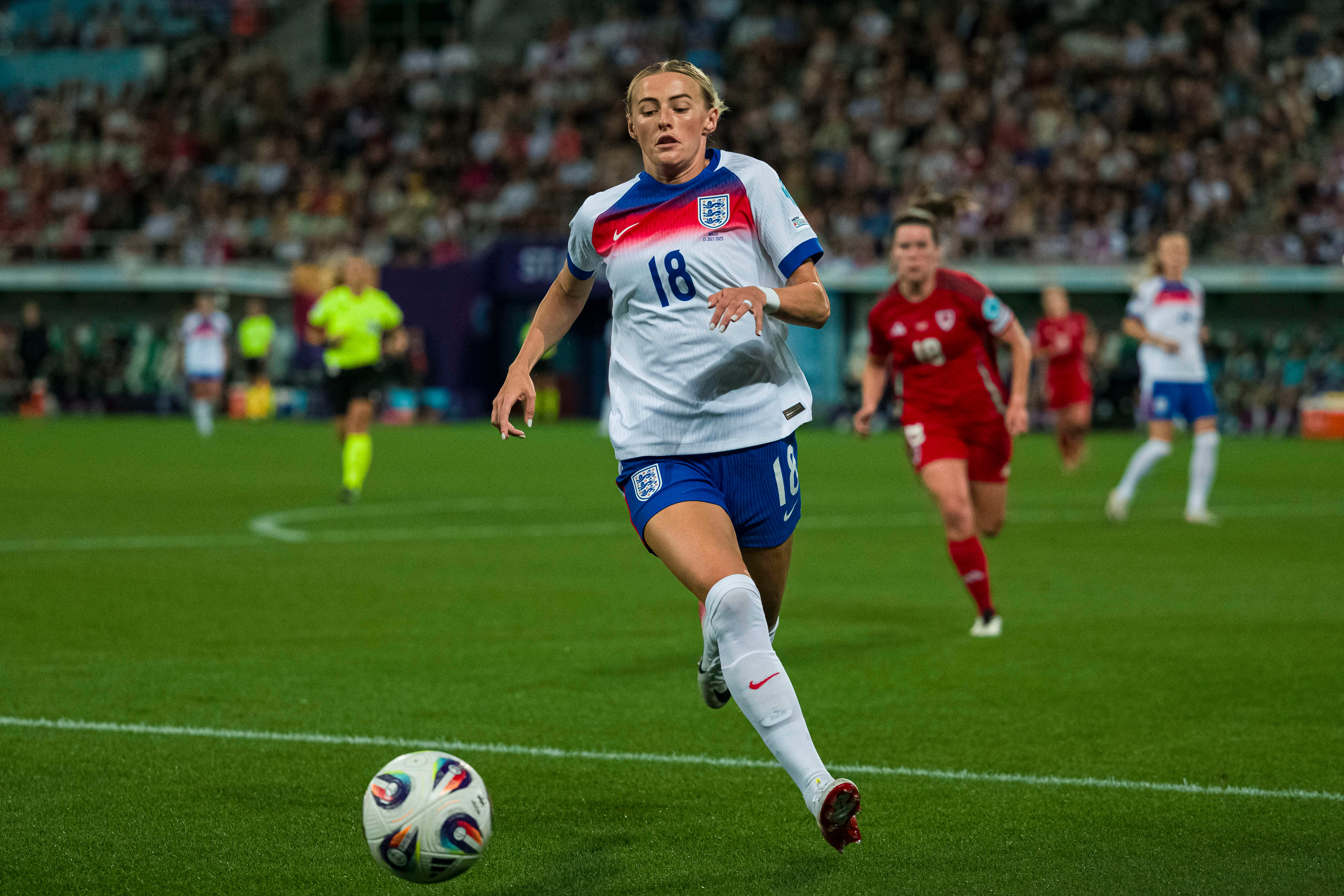 Chloe Kelly chasing down a pass.
