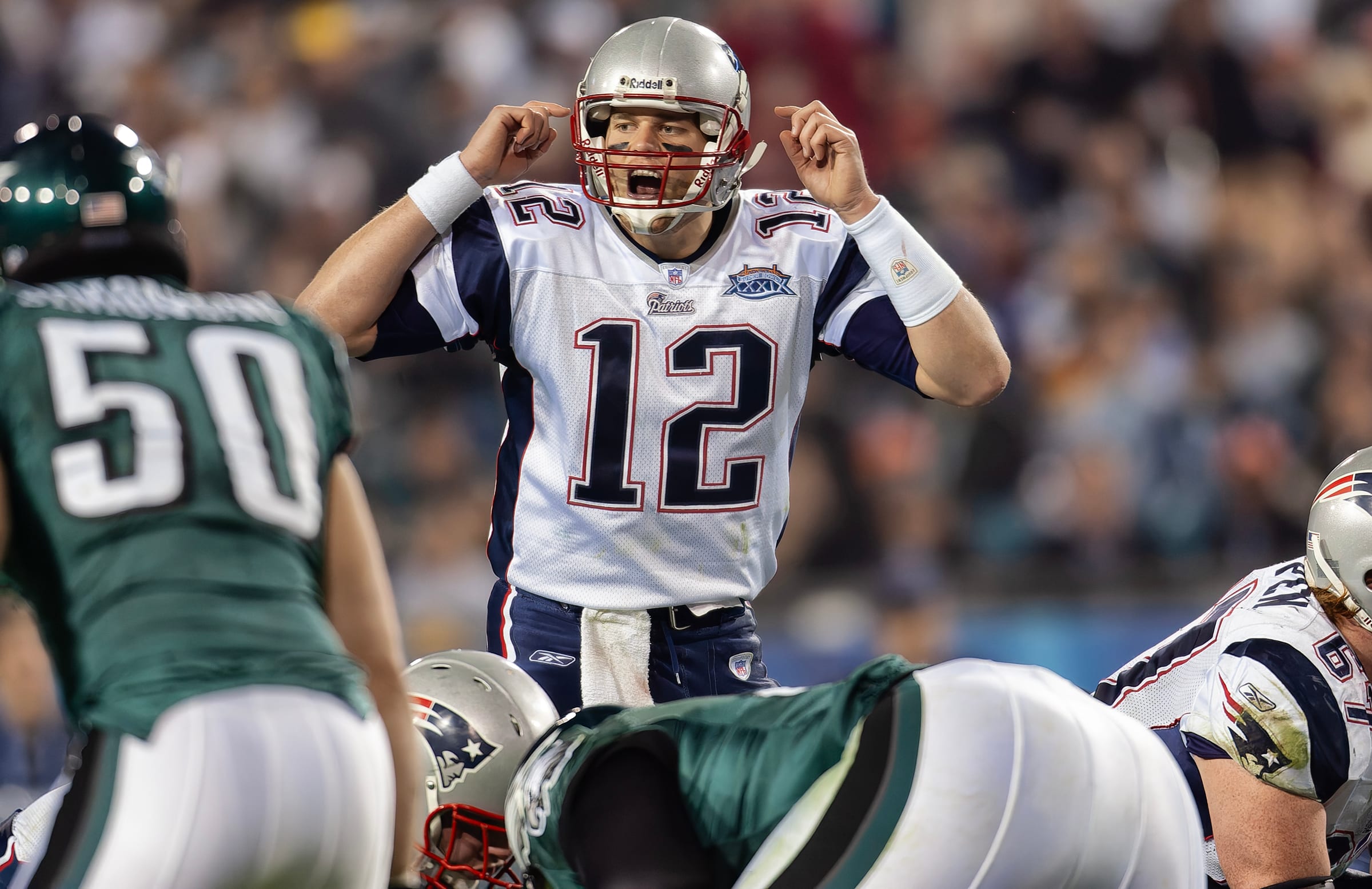 Tom Brady signals at the line during Super Bowl XXXIX against the Eagles.