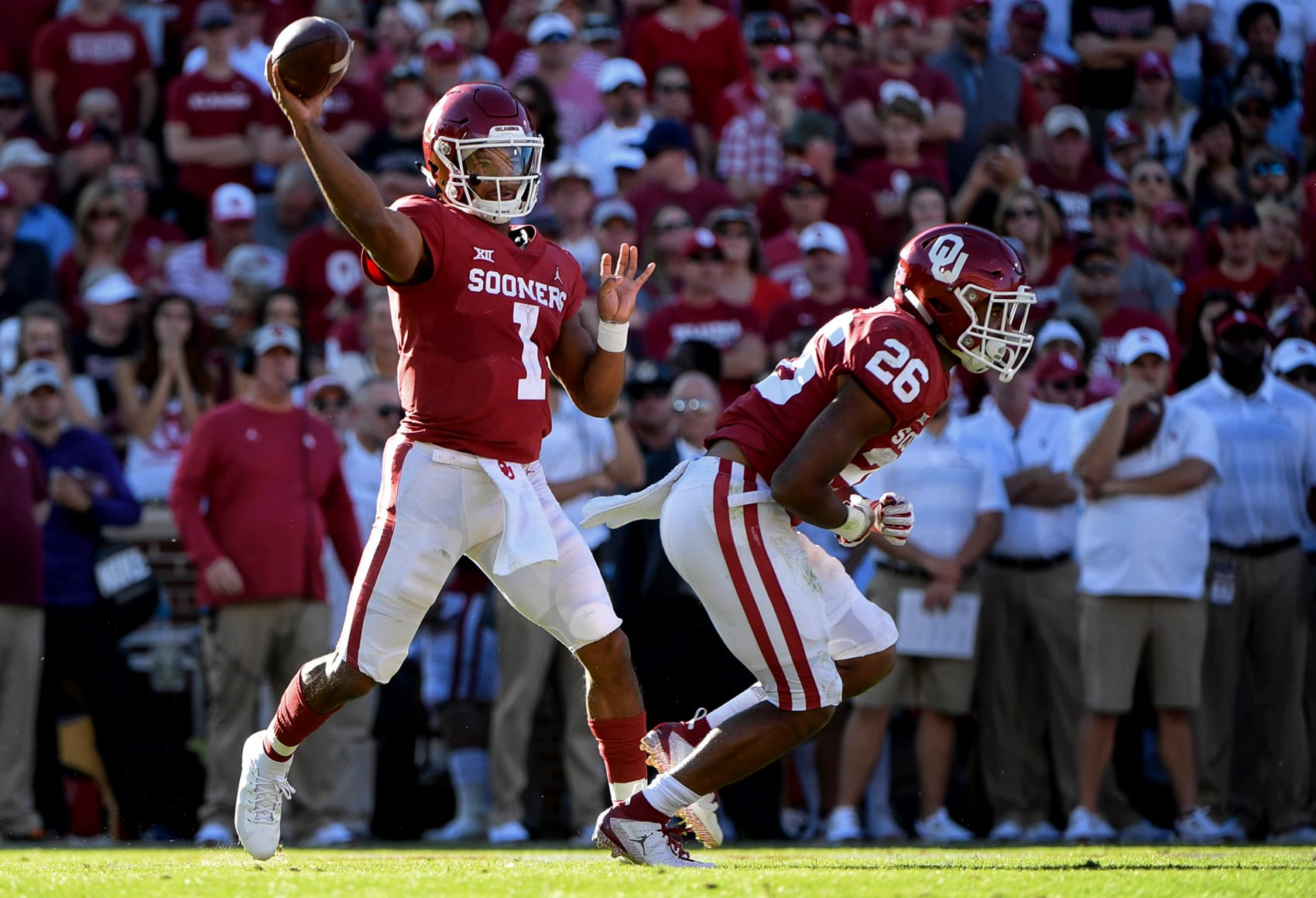 Kyler Murray passes against Kansas State in 2018.