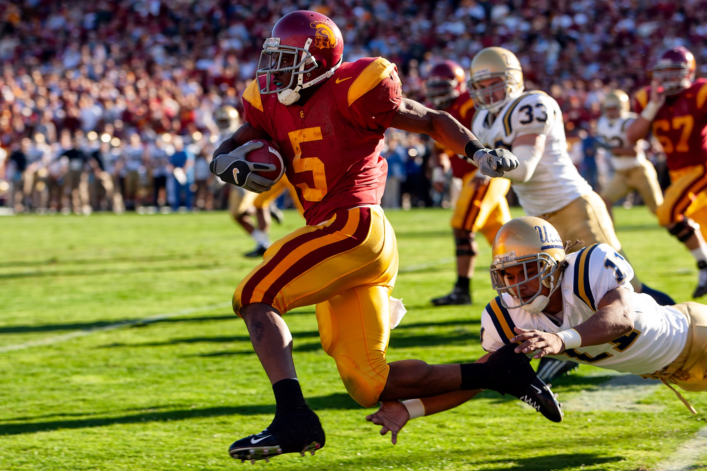 Reggie Bush rushes against UCLA in 2005.