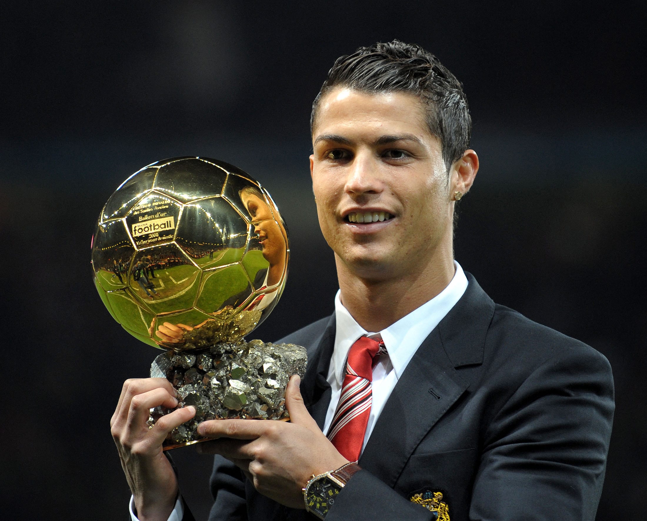 คริสเตียโน โรนัลโด้ถือถ้วยรางวัล Ballon d'Or ปี 2008 คริสเตียโน โรนัลโด้ถือถ้วยรางวัล Ballon d'Or ปี 2008