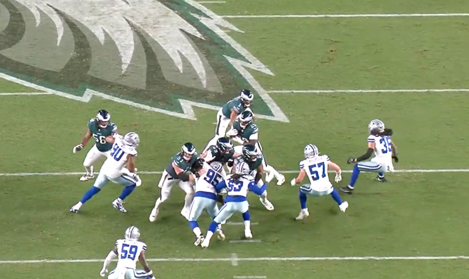 Screenshot of Eagles handing off