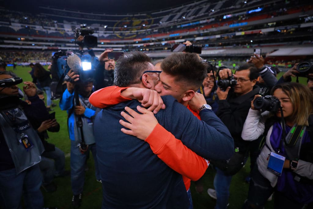 Mohamed y Shayr se abrazan tras título con Monterrey en 2019