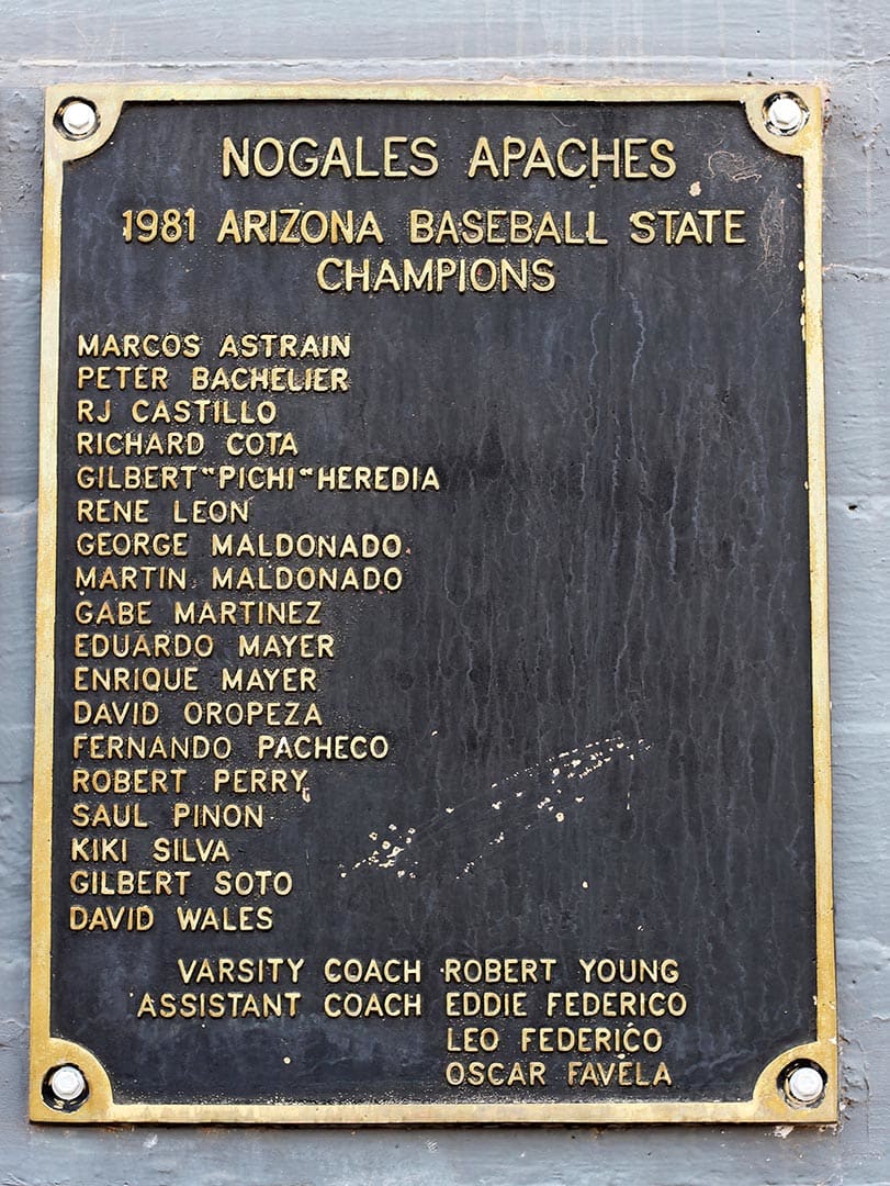 Los nombres de Enrique y Edward Mayer están grabados en una placa conmemorativa en Nogales High School.