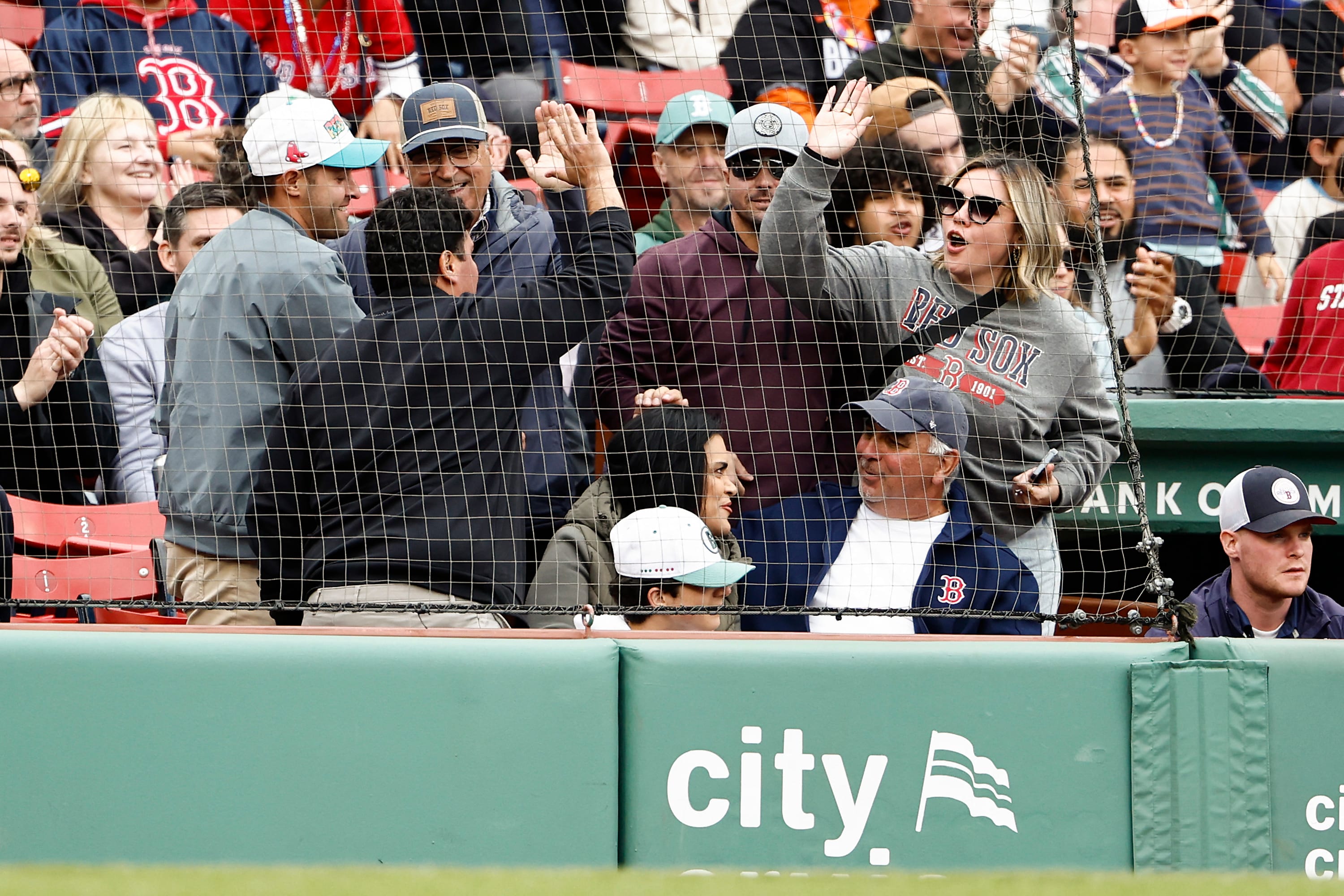 La familia de Marcelo Mayer celebra tras su doble contra los Orioles de Baltimore en la novena entrada en Fenway Park