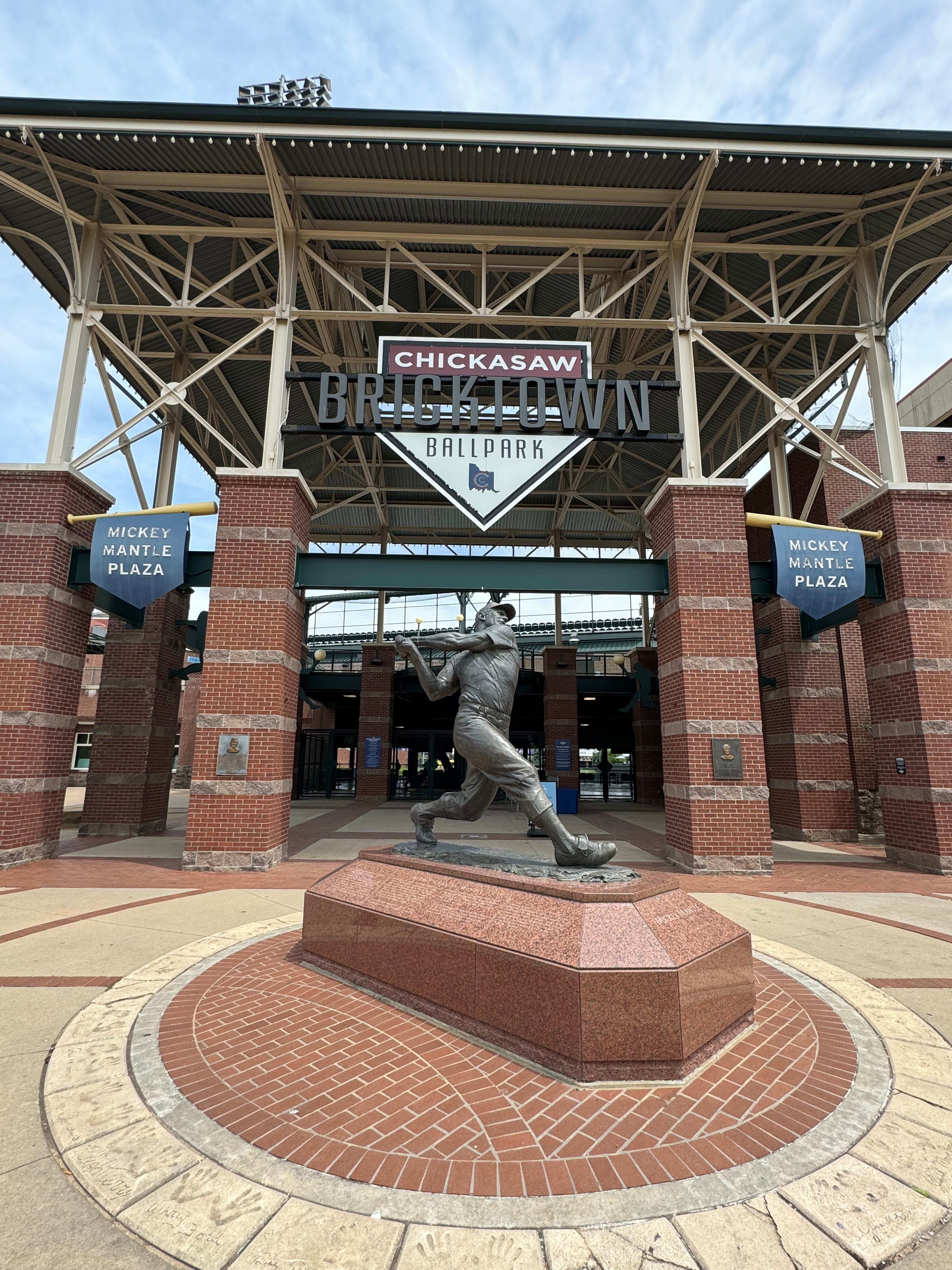 estatua afuera de un estadio