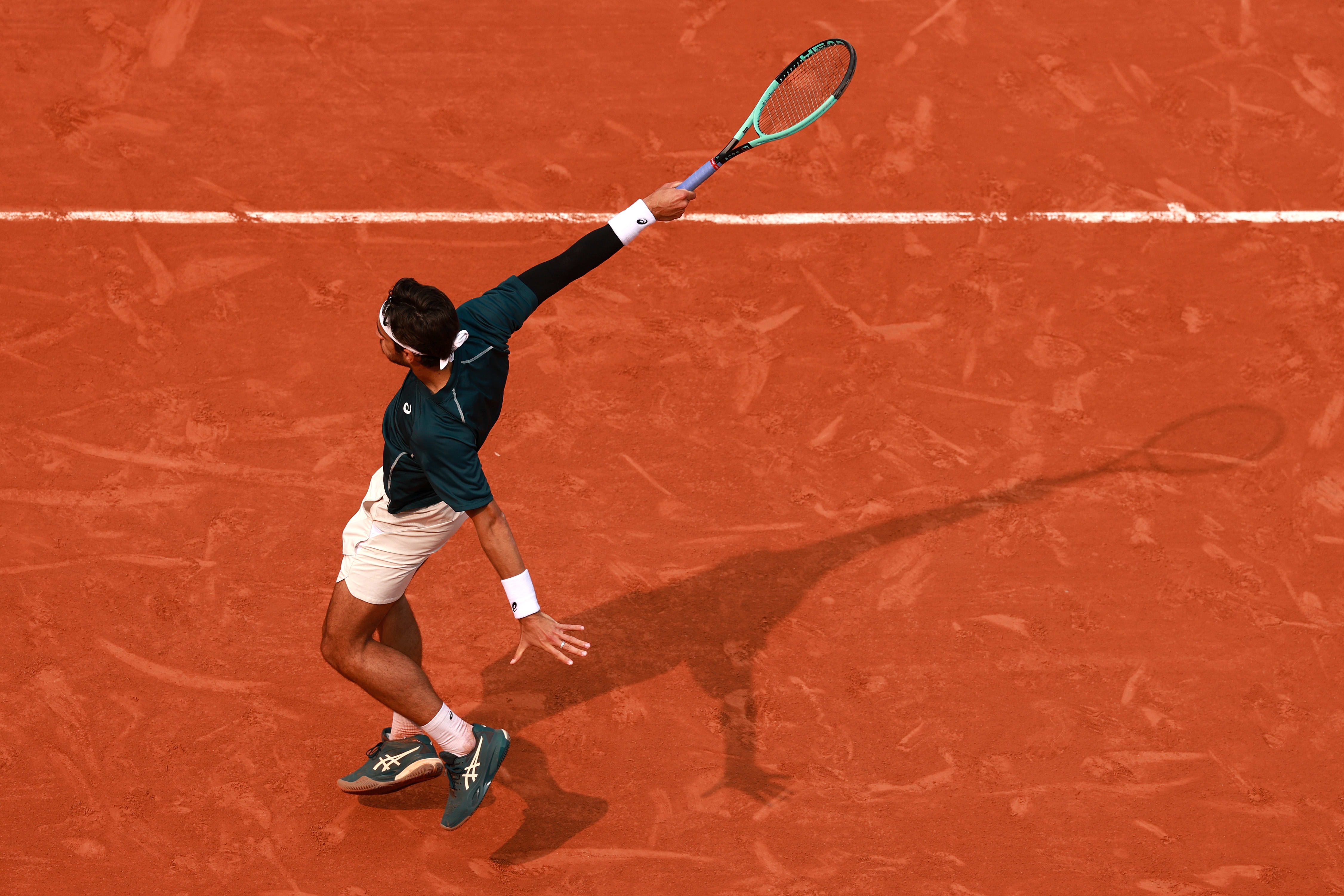 Lorenzo Musetti enfrenta con un revés a Frances Tiafoe en los cuartos de final de Roland Garros