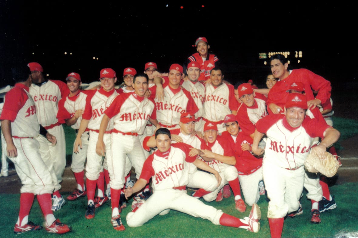 El equipo de los Diablos Rojos del México el 1 de junio del año 2000, durante el último juego del Parque del Seguro Social