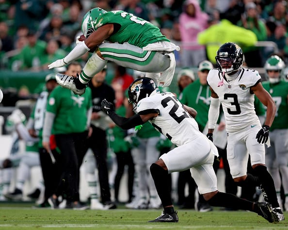 Brinco cuántico. El salto inverso de Barkley inspiró a los atletas olímpicos y lo llevó a la portada de Madden NFL 26.
