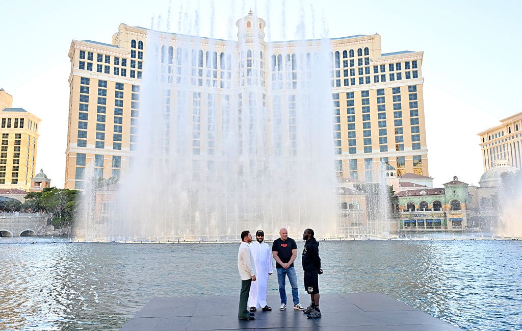 EL REINO DEL CANELO. Saúl Alvarez y Terence Crawford se miran a los ojos frente a las Fuentes de Bellagio.
