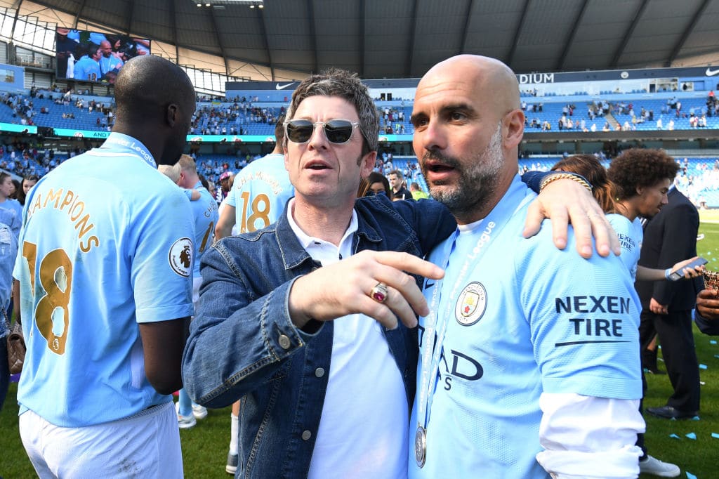 Noel Gallagher, guitarrista y compositor de Oasis, junto a Pep Guardiola, técnico del Manchester City.