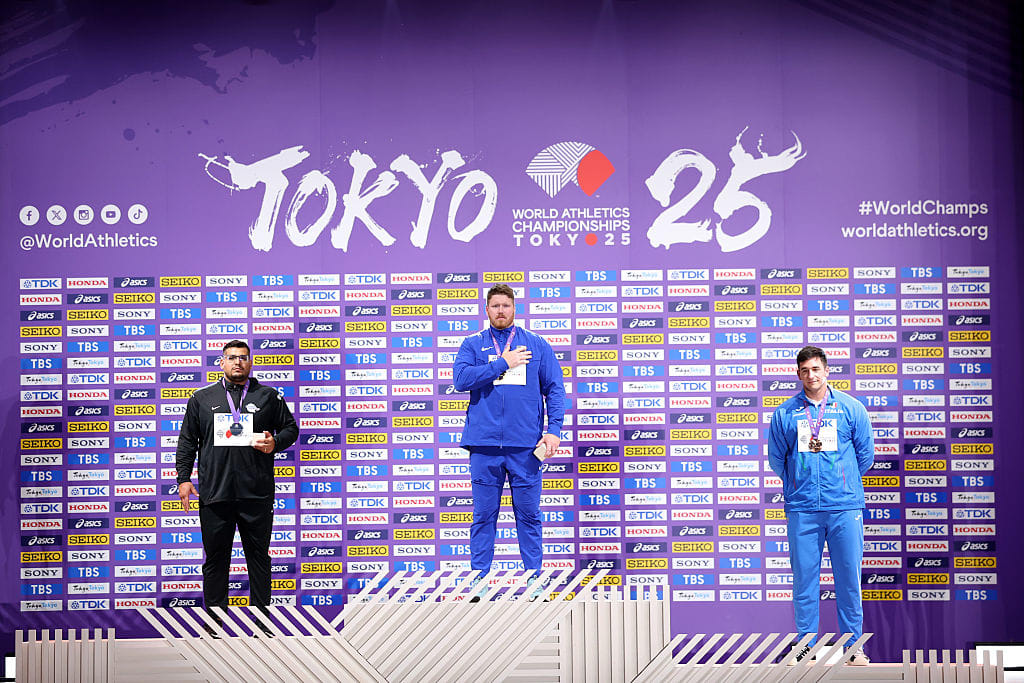 Uziel Muñoz recibe la medalla de plata mundial en Tokio 2025.