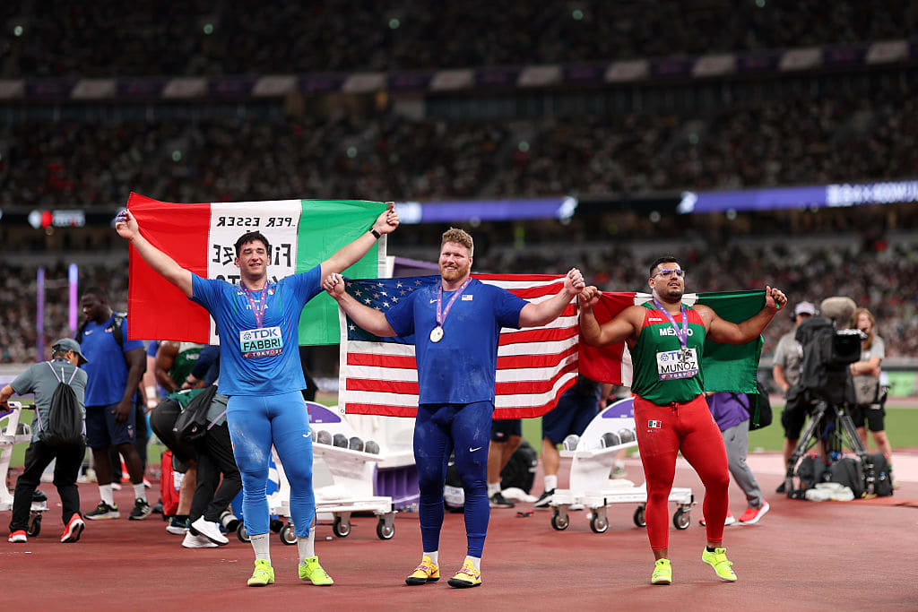 Uziel Muñoz celebra el subcampeonato mundial en Tokio.