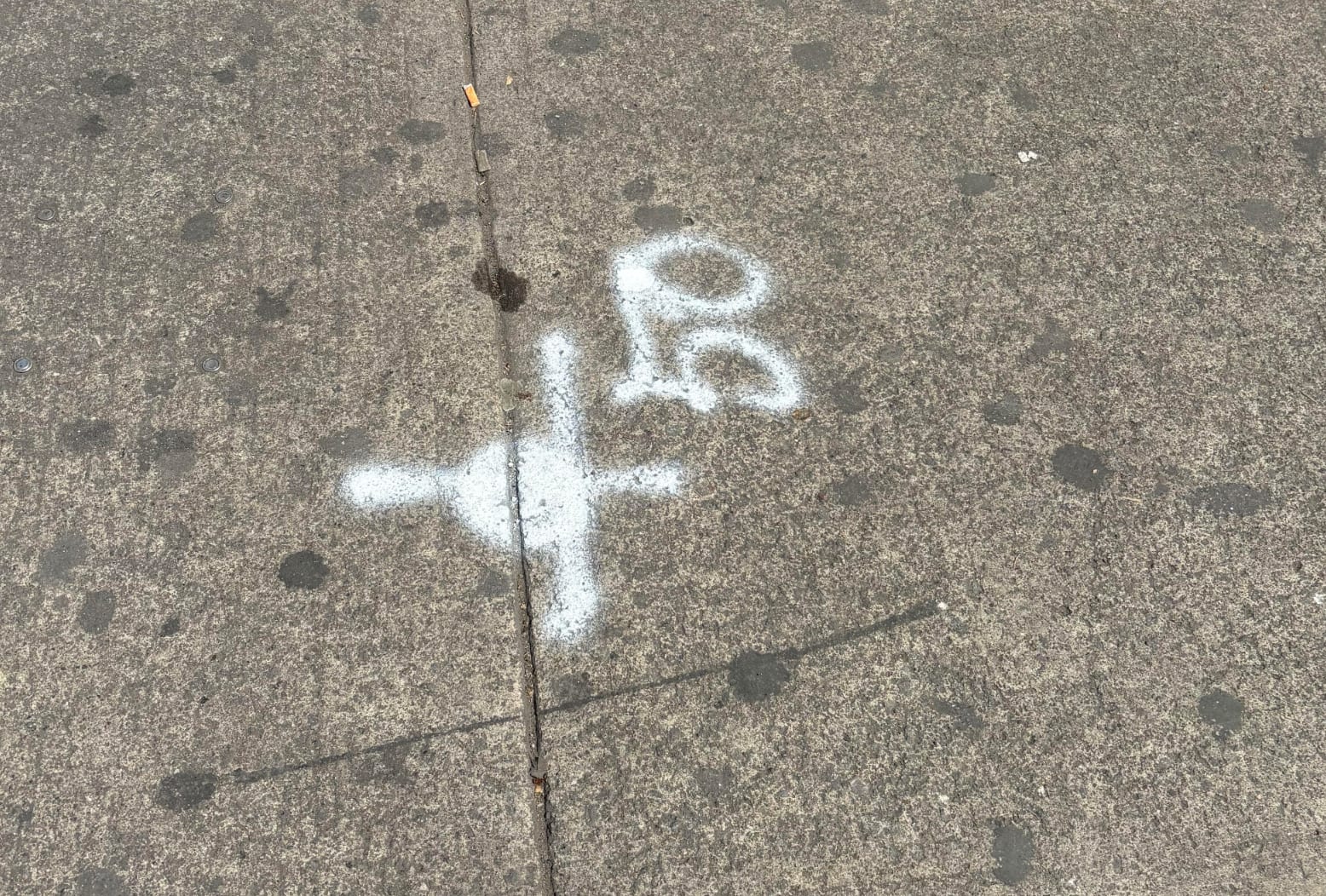 Son trazos hechos por personal del Gobierno capitalino para indicar los puntos donde se llevará a cabo la remodelación.