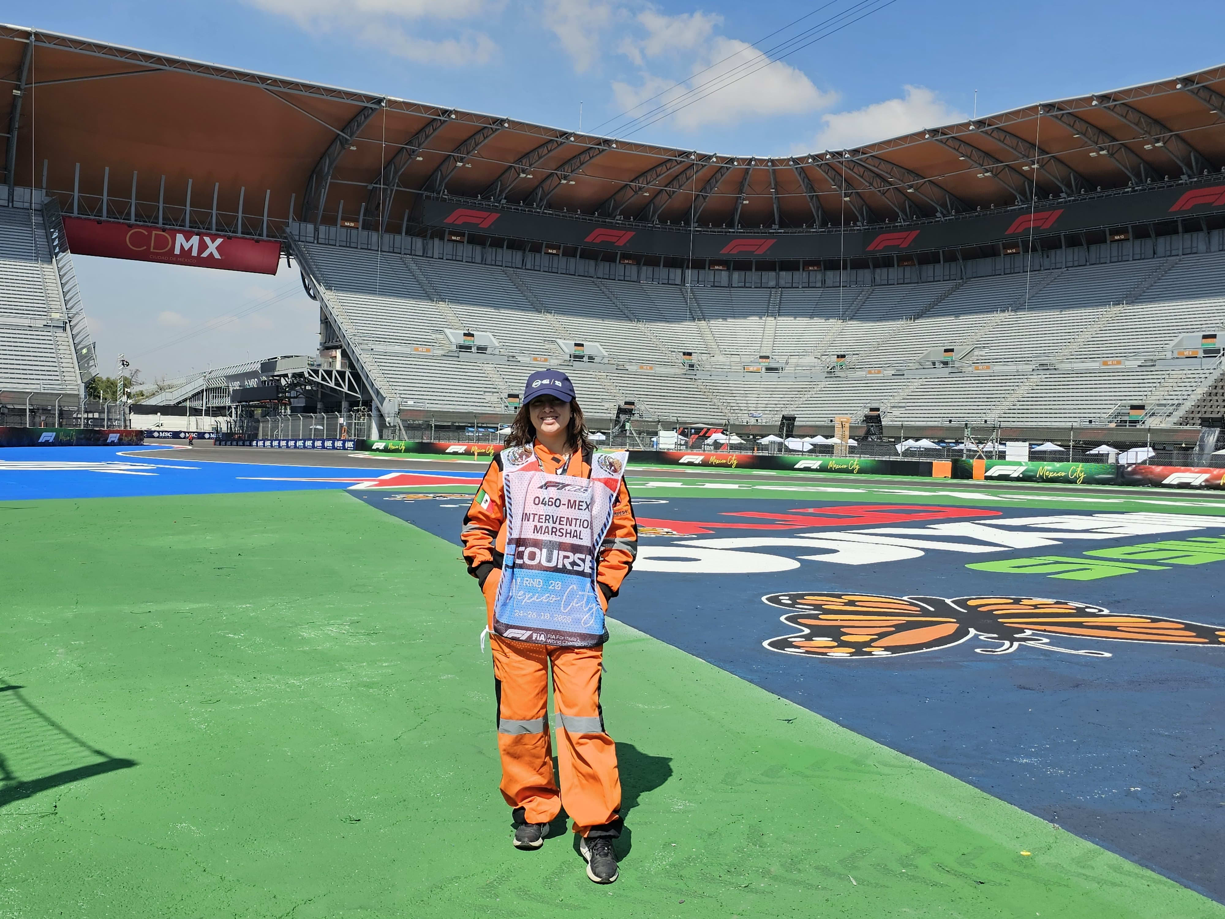 Alejandra consiguió ser oficial de pista para vivir su primer GP de Fórmula 1 en México.