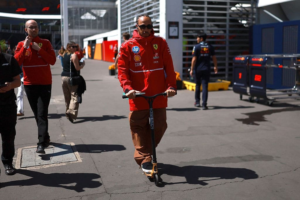 Lewis Hamilton, piloto de Mercedes y siete veces campeón del mundo, es el conductor del cual es seguidora la 'rookie' del GP.