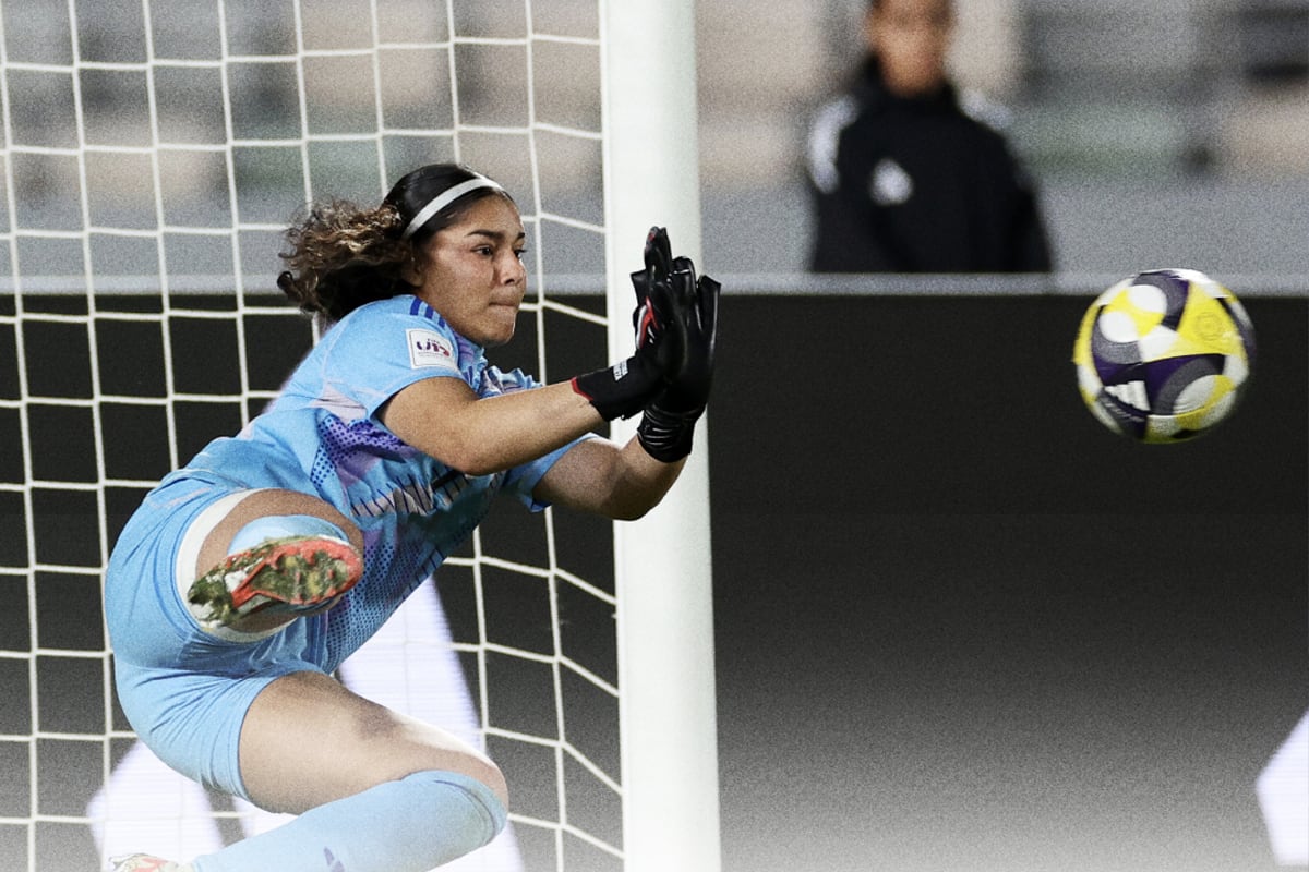 Poderosa. Valentina a la caza. La portera de México en uno de sus tres penales detenidos frente a Italia.
