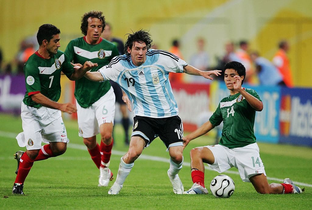 Sinha, Torrado y Pineda persiguen a Messi con la playera de 2006.