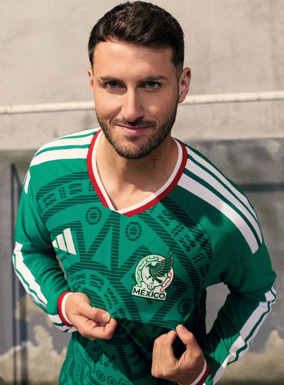 Santi Giménez modela el jersey de local de 2026