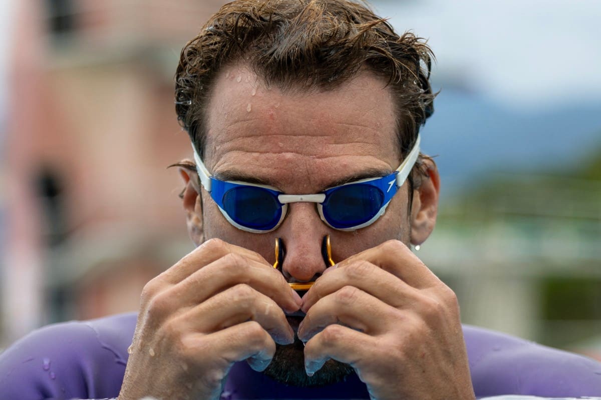 El apneísta croata Vitomir Maricic, de 40 años, ajusta su pinza nasal durante una sesión de entrenamiento en una piscina de R