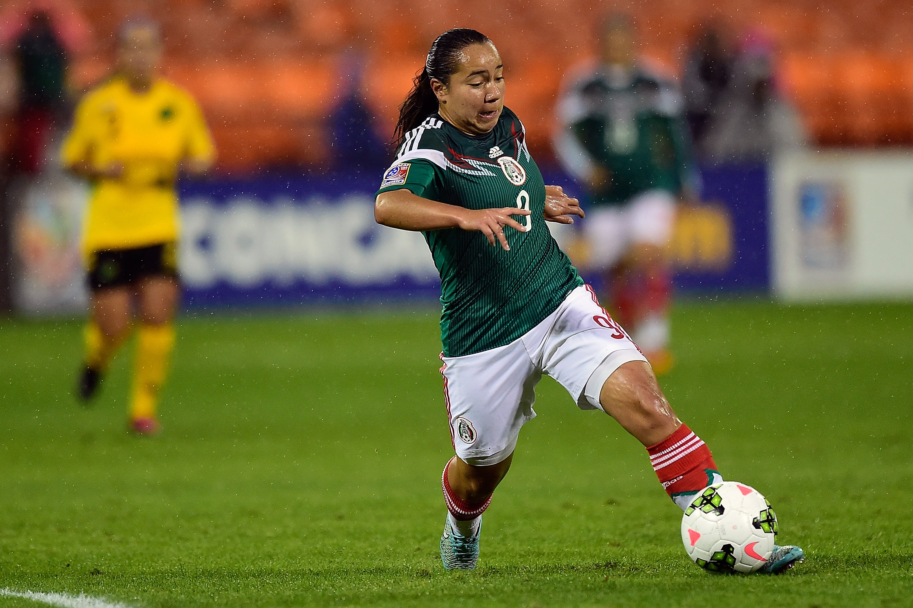 Charlyn Corral avanza con el balón durante el duelo ante Jamaica en el Campeonato Femenino de Concacaf 2014