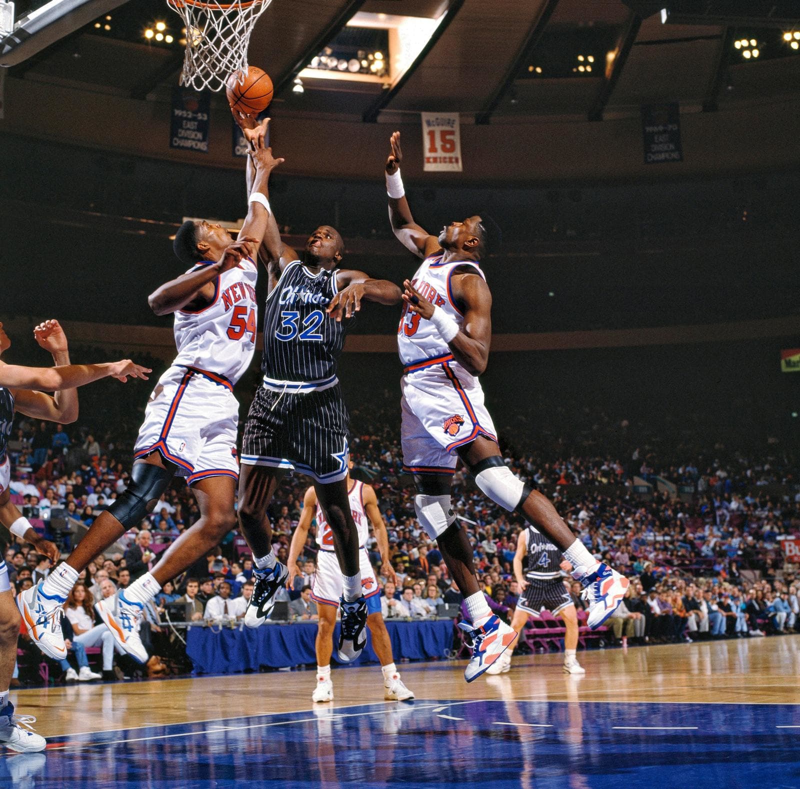Shaquille O'Neal, en plena pelea en la pintura ante Patrick Ewing.