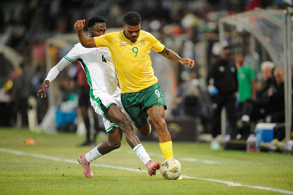 Lyle Foster juega en la Premier League.
