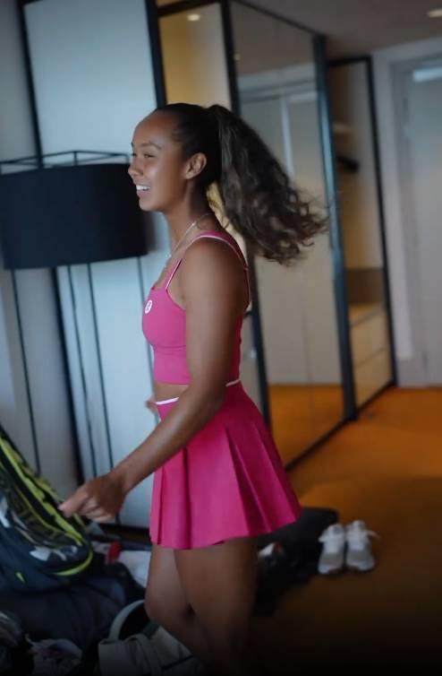 Leylah Fernandez dances to reveal stunning pink Australian Open kit