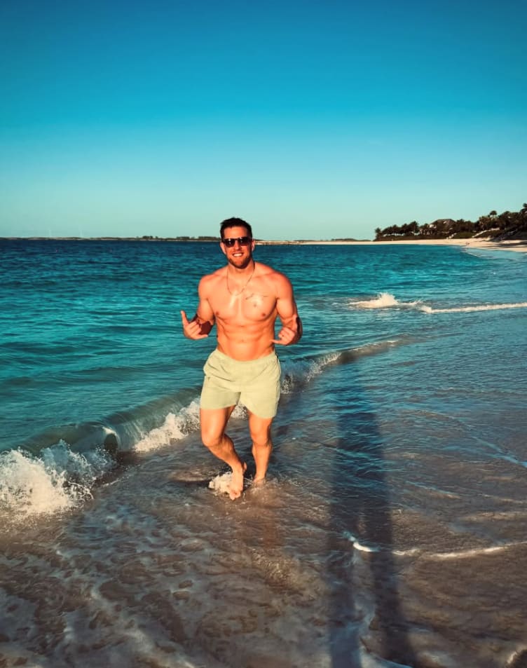 Jacked JJ Watt outshined by stunning pregnant wife in bikini on Bahamas(02)